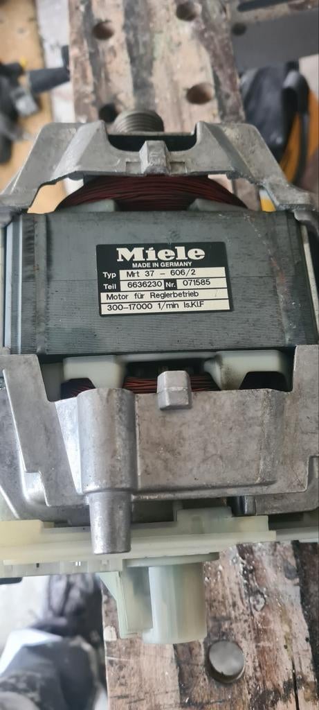 Motor miel, Ophalen
