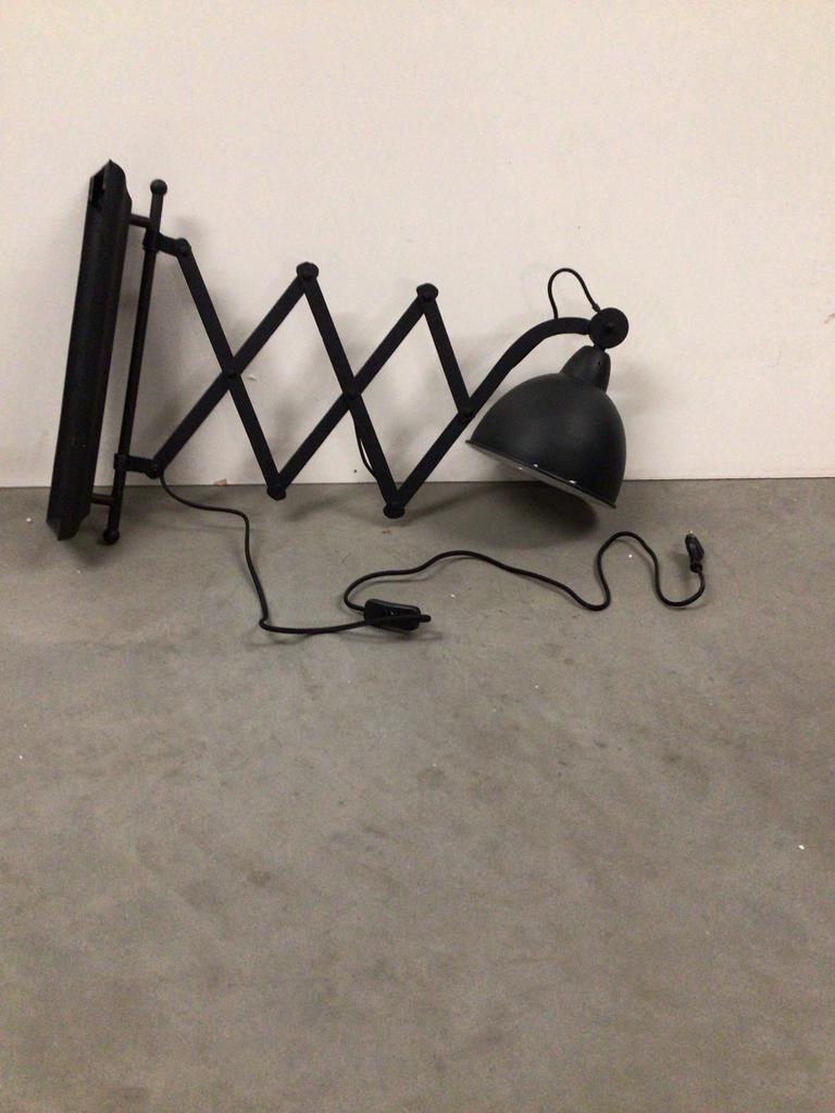 Zwarte uitschuifbare wandlamp met harmonica arm, Ophalen, Gebruikt, Metaal