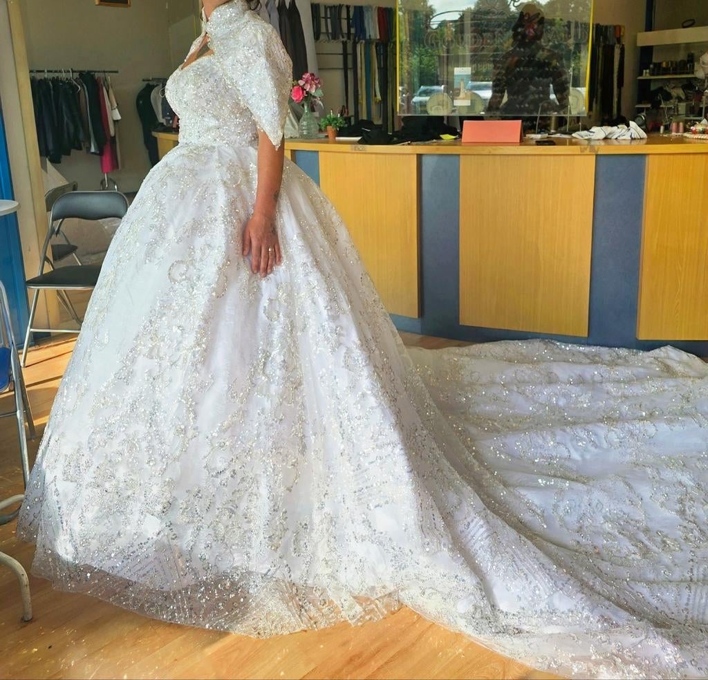 Een witte trouwjurk en sleep en gedetailleerde versieringen, Ophalen, Zo goed als nieuw, Wit, Trouwjurk