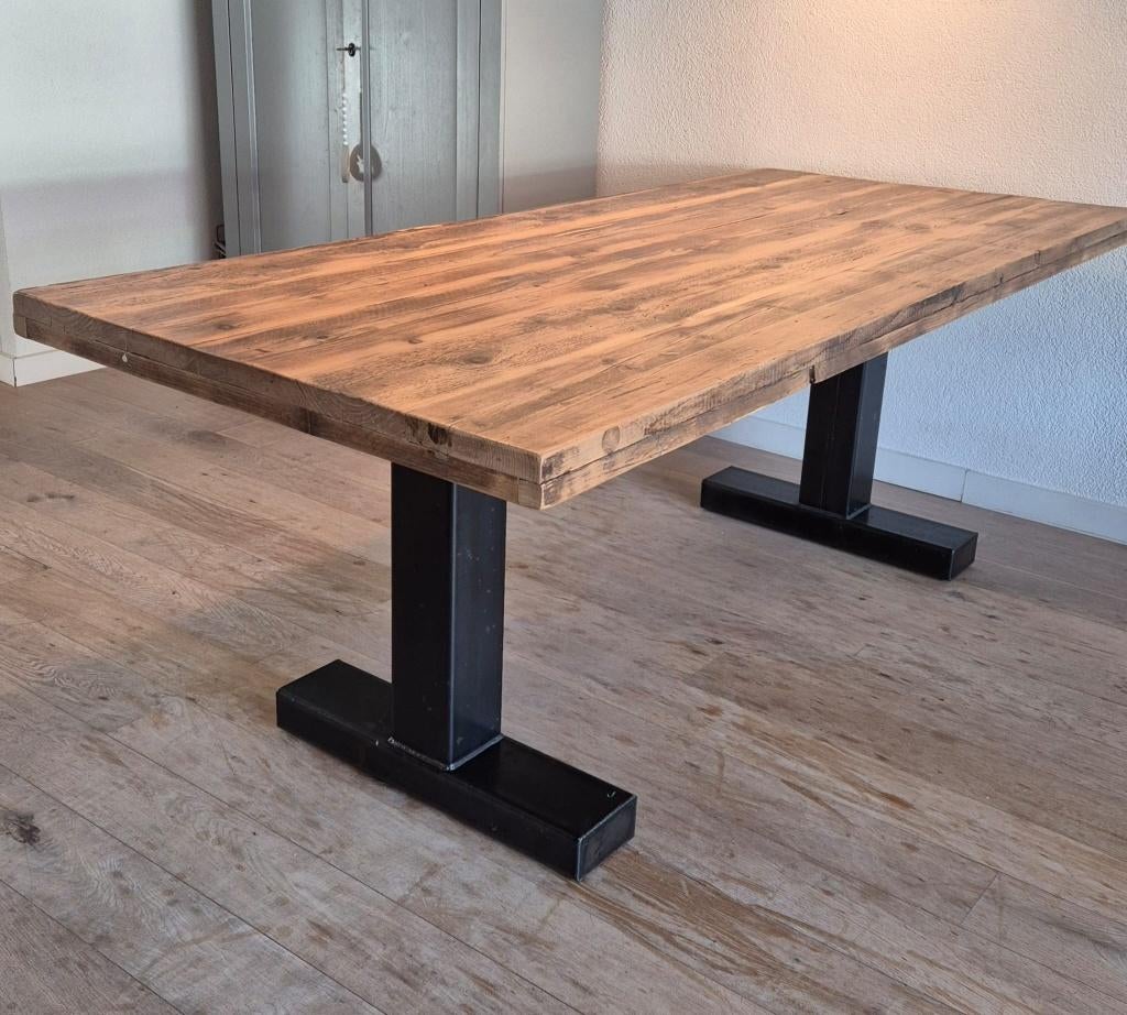 Robuust steigerhouten eettafel van Roka, zwart metalen poten, 50 tot 100 cm, Vijf personen of meer, 150 tot 200 cm, Rechthoekig