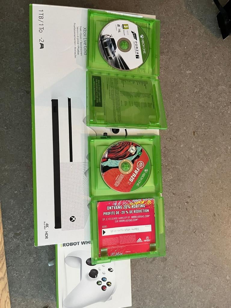 Xbox One S 1TB met 3 controllers, FIFA 20, Spelcomputers en Games, Spelcomputers | Xbox One, Ophalen, Met games, Xbox One S, Zo goed als nieuw
