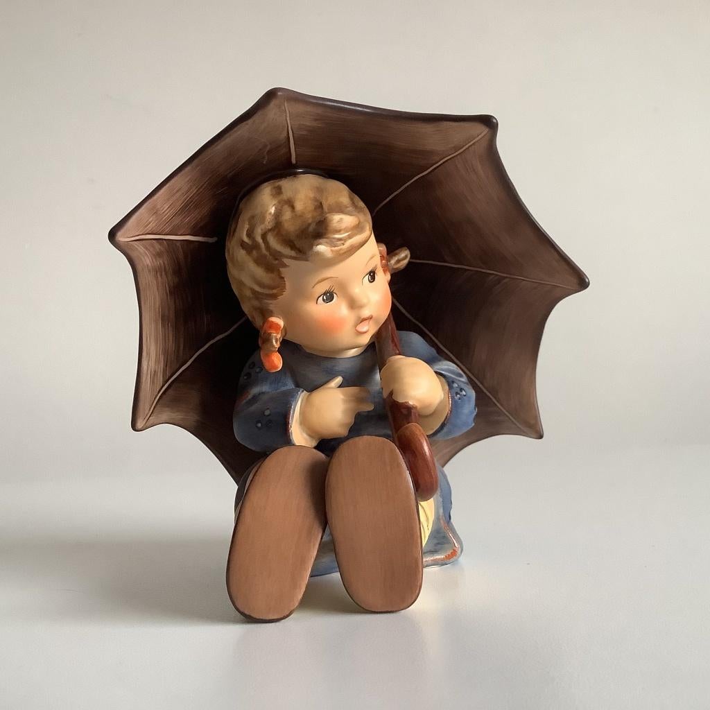 Mooie hummel "Umbrella girl" meisje onder paraplu, Ophalen of Verzenden, Zo goed als nieuw, Hummel