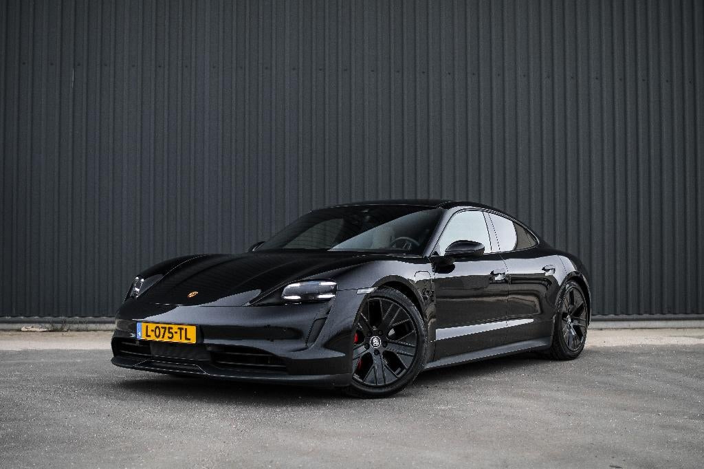 Porsche Taycan Sportchrono zwart/krijtwit leer panodak 326pk, Auto's, Porsche, Achterwielaandrijving, USB, Particulier, Sedan