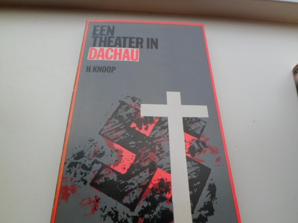 Een theater in Dachau - H. Knoop, Ophalen of Verzenden, Tweede Wereldoorlog, Zo goed als nieuw, Algemeen