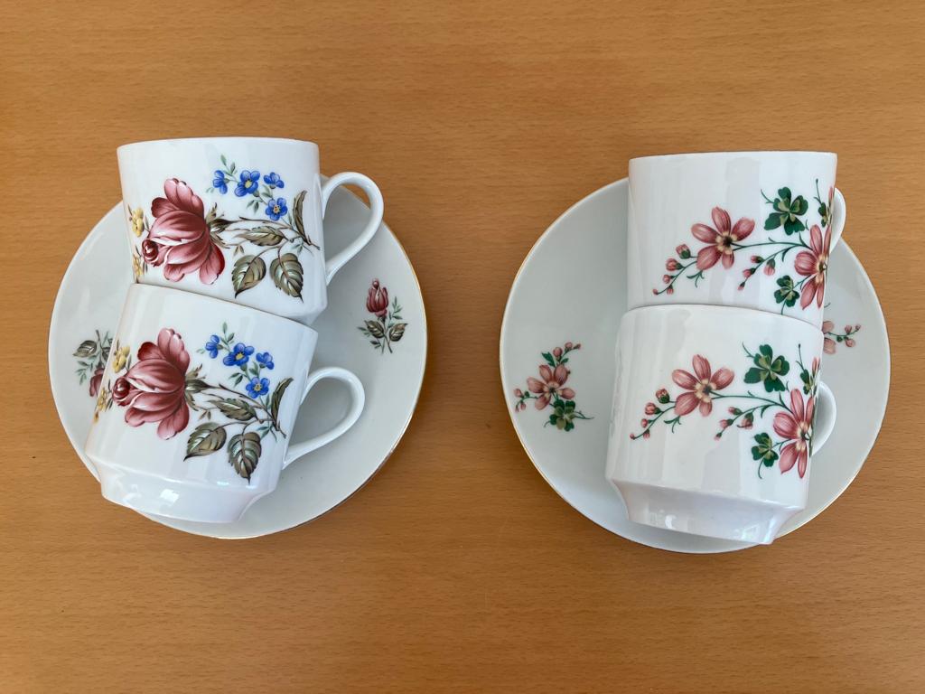 4 Kop en Schotels met 2 soorten bloemmotief, Gebruikt, Ophalen of Verzenden, Overige stijlen, Kop(pen) en/of Schotel(s)