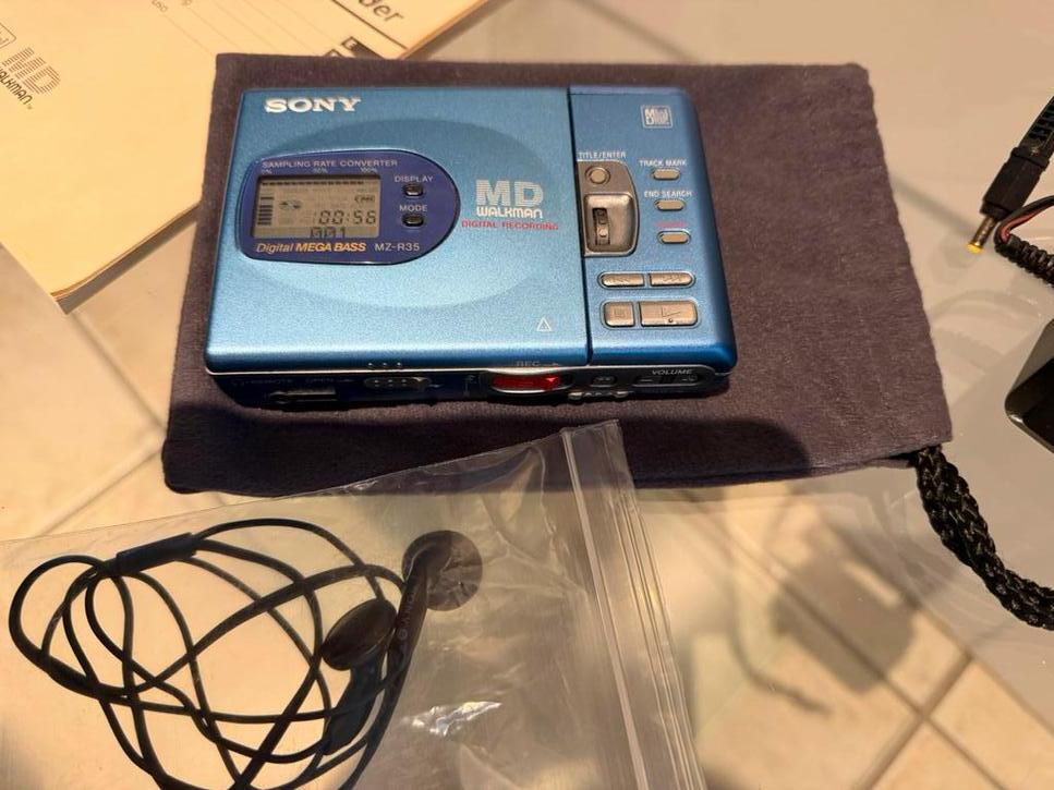 Sony MZ-R35 MiniDisc Walkman, boekje, orgineel tasje, lader, Ophalen of Verzenden, Walkman