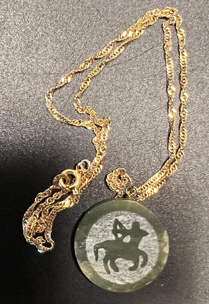 Jade sterrenbeeld boogschutter hanger aan goudkleur ketting, Verzenden, Zo goed als nieuw, Goud, Overige materialen