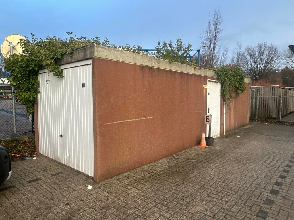 Betonnen prefab garage, Huizen en Kamers, Noord-Brabant