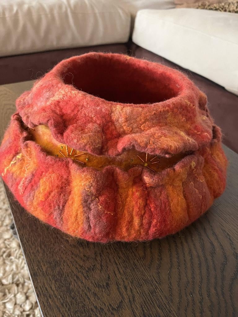 vilten mand met geborduurde rand, Huis en Inrichting, Woonaccessoires | Schalen en Manden, Overige materialen, Mand, Rond, Nieuw