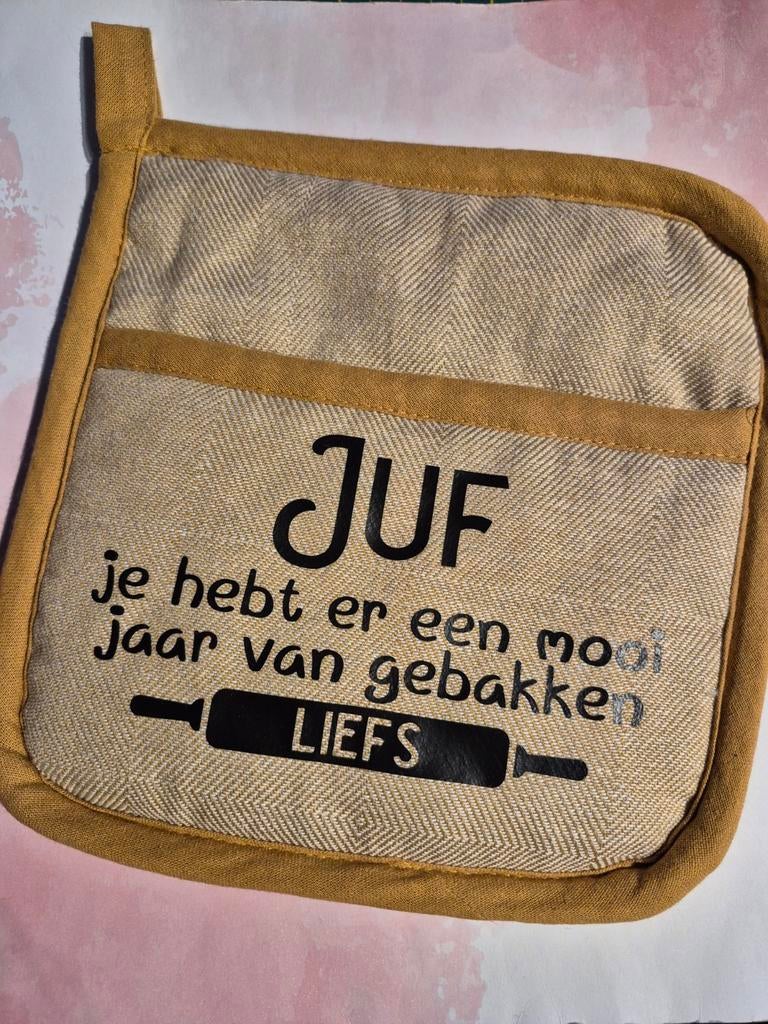 Gele pannenlap met bedrukking - Juf/Meester cadeau, N.v.t., N.v.t., Nieuw, Ophalen of Verzenden