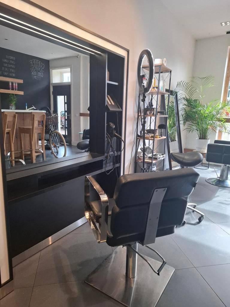 Kappersstoel beschikbaar voor dames / of heren kapper