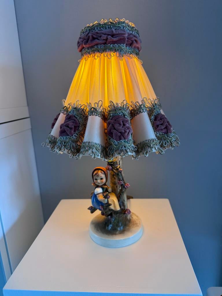 Goebel Hummel Lampje - Meisje bij Appelboom, Ophalen of Verzenden, Gebruikt, Hout, Minder dan 100 cm