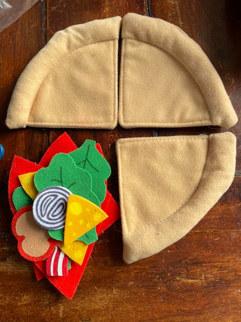 Pizza van stof met bodem en ingrediënten, Ophalen of Verzenden, Zo goed als nieuw