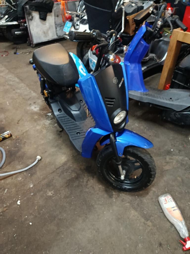 Gamax Spillo
Snorscooter zeer nette staat, Ophalen, Zo goed als nieuw, Benzine, Overige merken
