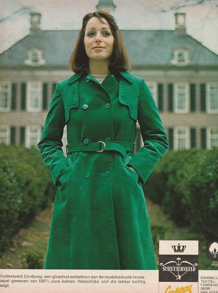 retro reclame 1974 Schuttersveld damesmode groene jas, Verzamelen, Verzenden, Overige typen