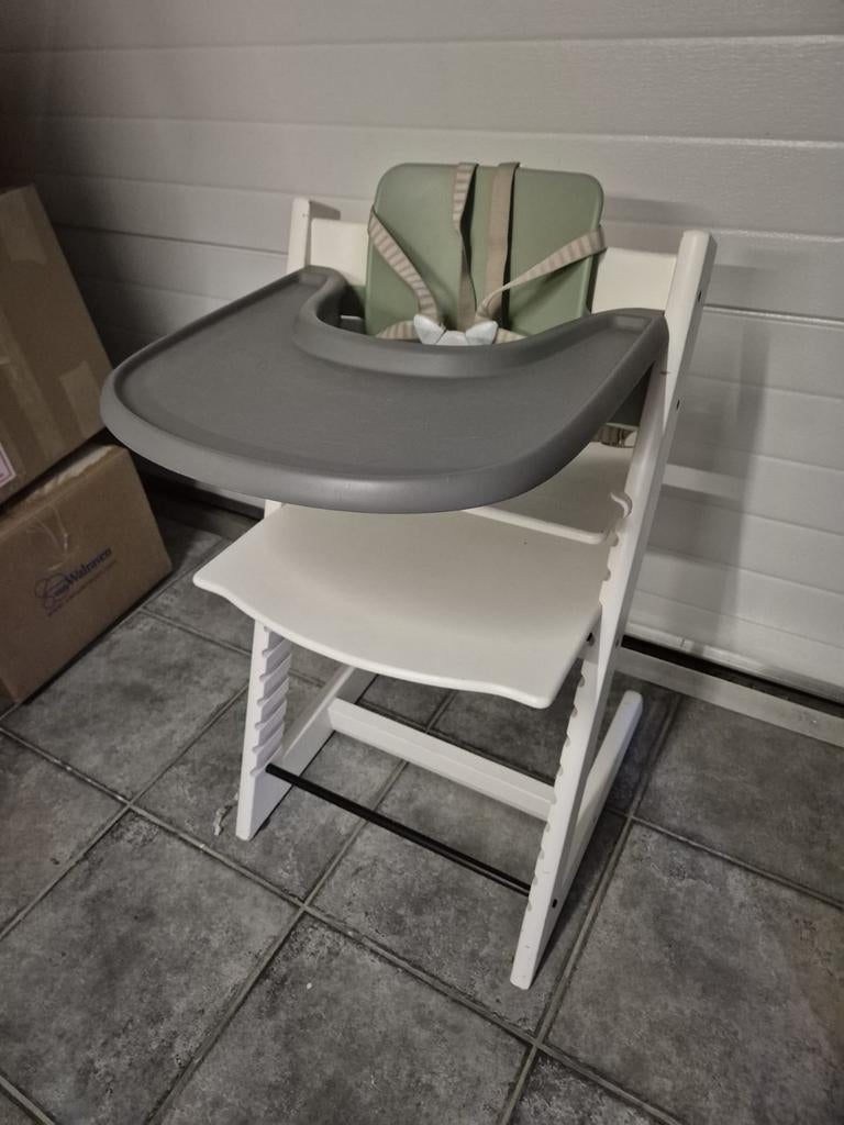 Stokke Tripp Trapp kinderstoel met blad, babyset en tuigje, Ophalen of Verzenden, Gebruikt, Meegroeistoel, Gordel(s)