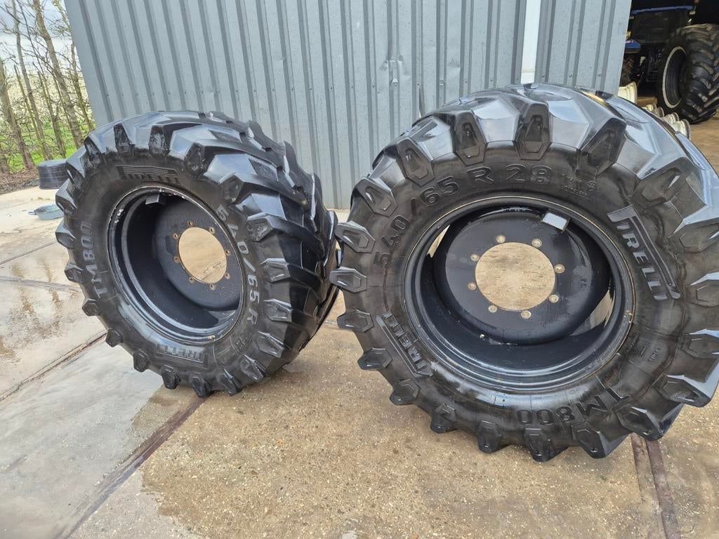 New holland velgen 15x28 en diverse banden, Zakelijke goederen, Agrarisch | Onderdelen | Banden, Velgen en Assen, Ophalen