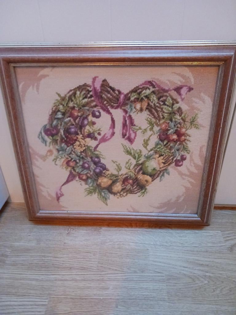 Borduurwerk in lijst, hartvormige krans met fruit, Ophalen