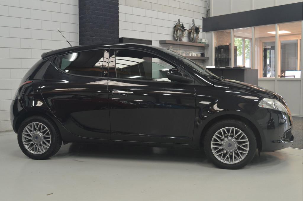 Lancia Y(psilon) Ypsilon 1.2 Black & Red //. 101.000 km // A, Voorwielaandrijving, Euro 5, Gebruikt, 4 cilinders