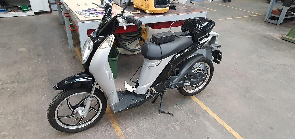 Zongshen City Elektrische Snorscooter nieuwstaat 250 euro, Ophalen, Gebruikt, Benzine, Overige merken