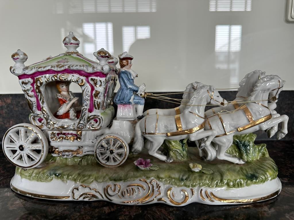Porselein Grote koets 4 paarden beeld , koetsier en Madam, Antiek en Kunst, Antiek | Porselein, Ophalen
