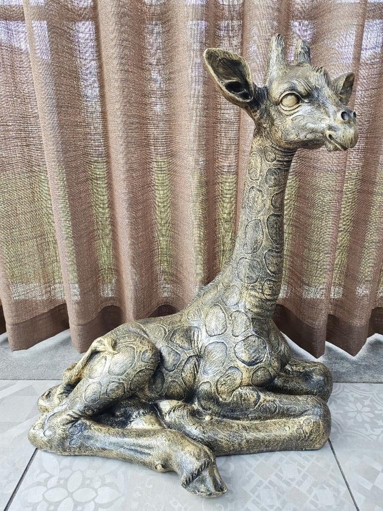 Giraffe beeld XL liggend 79 cm goud tuinbeeld dierenbeeld, Tuin en Terras, Tuinbeelden, Dierenbeeld, Kunststof, Beeldenparadijs
