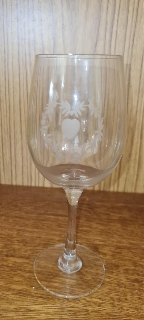 Wijnglas met gegraveerd hart en bloemenpatroon, Antiek en Kunst, Ophalen of Verzenden