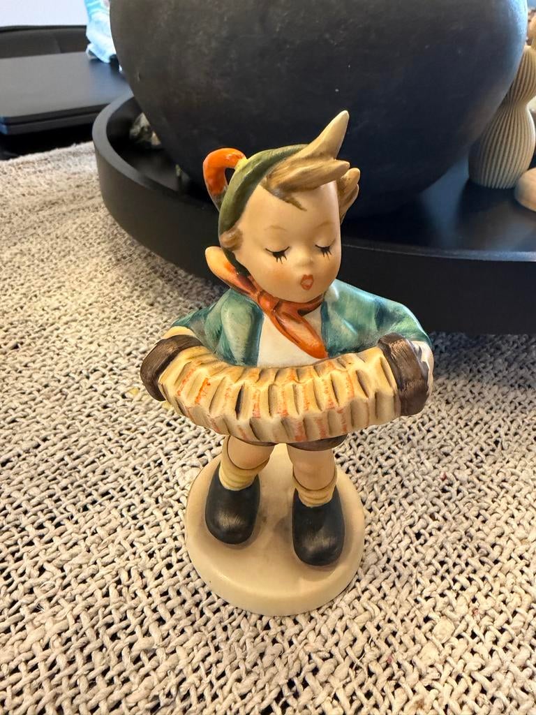 Goebel Hummel beeldje 185 - Jongen met accordeon, Ophalen, Zo goed als nieuw, Hummel