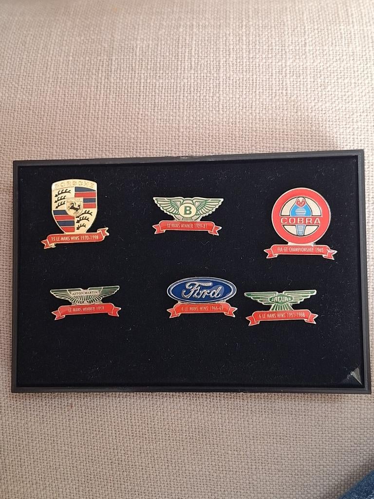 Automobilia : 6 Emaille Automerk Pins in fraai hoesje, Verzenden, Zo goed als nieuw, Transport, Speldje of Pin