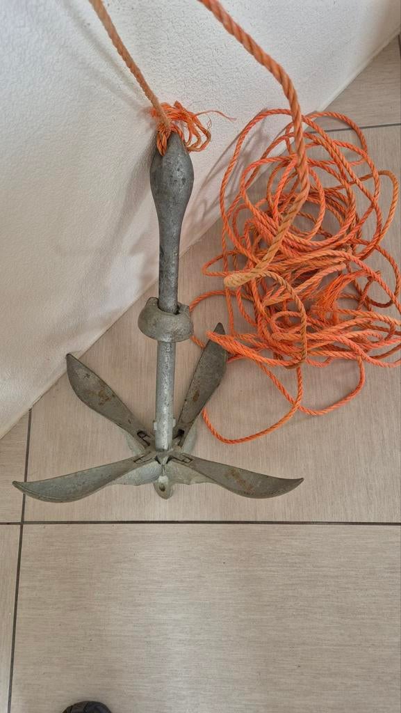 Gietijzeren anker voor rubberboot met lijn, Ophalen