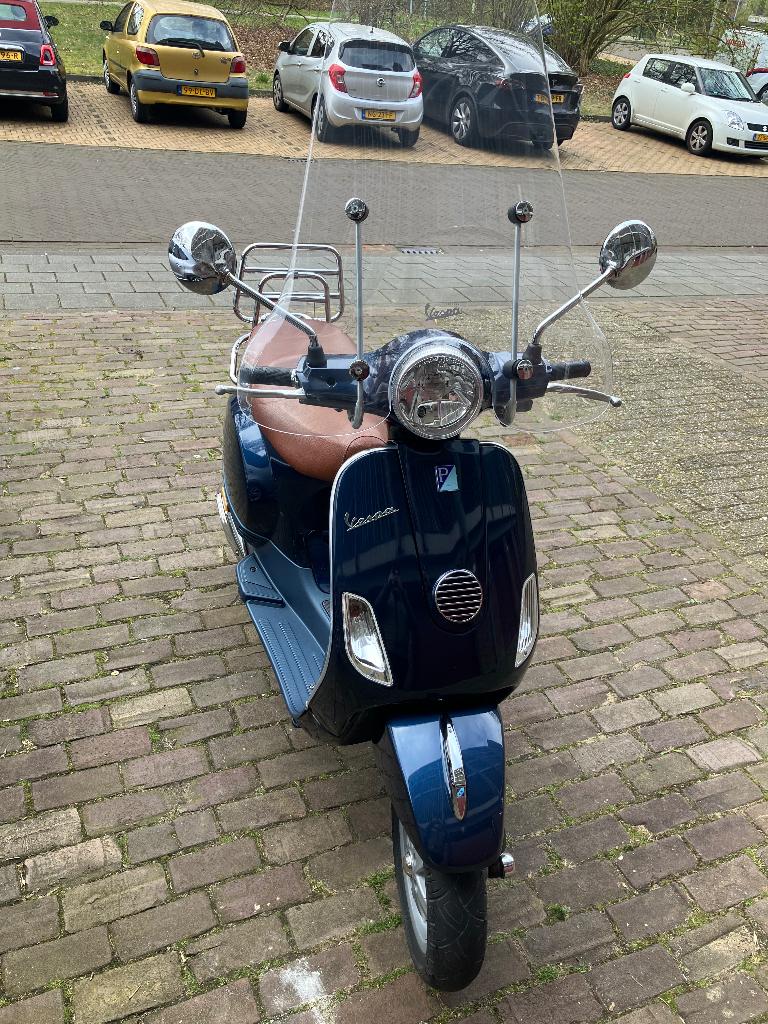 Vespa snor scooter, Fietsen en Brommers, Scooters | Vespa, Ophalen, Zo goed als nieuw, Benzine, Vespa LX