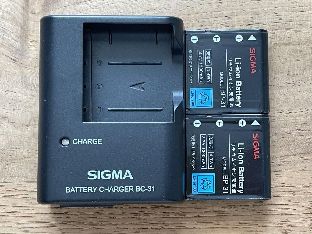 Sigma DP1 DP2 BC-31 Originele lader 2x BP-31 accu batterijen, Ophalen of Verzenden, Zo goed als nieuw