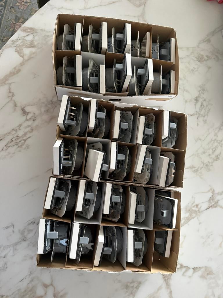 Gira dimmschakelaar. 30 stuks, Ophalen of Verzenden, Zo goed als nieuw, Minder dan 50 cm, Minder dan 5 flessen