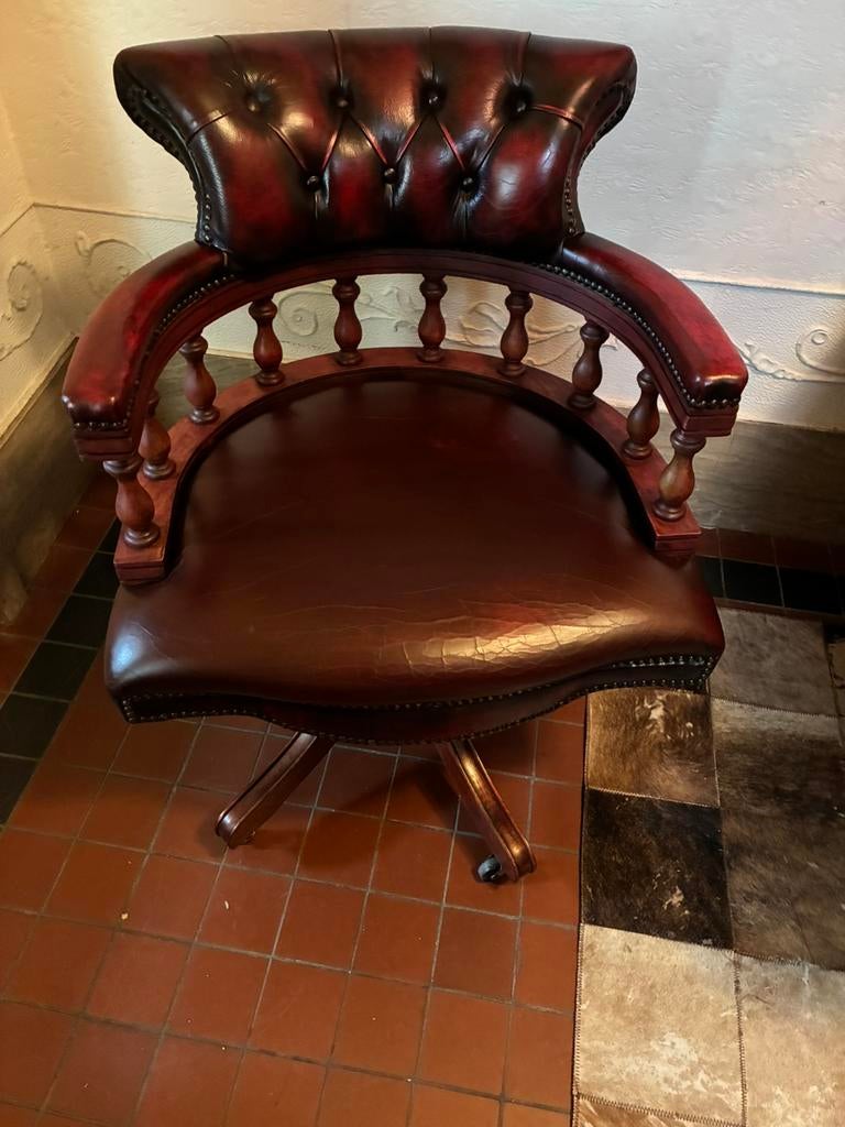 ENGELSE CAPTAIN CHAIR CHESTERFIELD BUREAUSTOEL OXBLOOD RED, Ophalen, Zo goed als nieuw, Rood