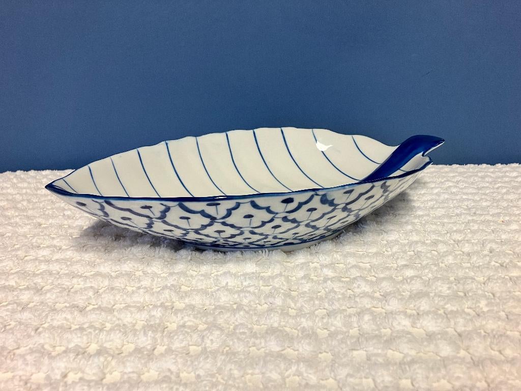 Schaal in vorm van een blad uit Thailand, Schaal, Ophalen of Verzenden, Zo goed als nieuw, Rechthoekig