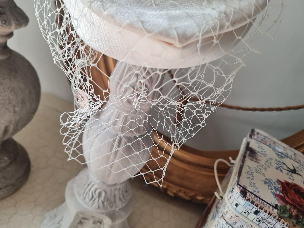 Oud hoedje off white met voile, Ophalen of Verzenden