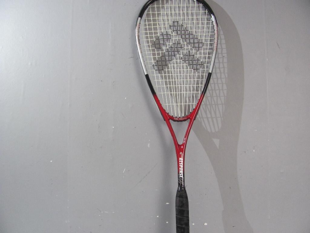 Squash racket van tecno response, Sport en Fitness, Squash, Ophalen of Verzenden, Zo goed als nieuw, Racket, Met hoes