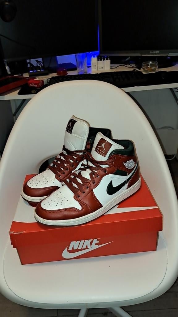 Jordan 1 Mid 'Bred Toe' Sneakers, Kleding | Heren, Schoenen, Overige kleuren, Nike Jordan, Ophalen of Verzenden, Sneakers of Gympen