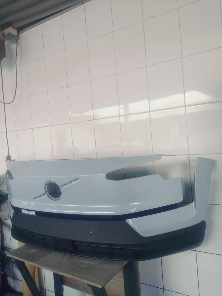 Voorbumper Volvo EX30 met lakschade