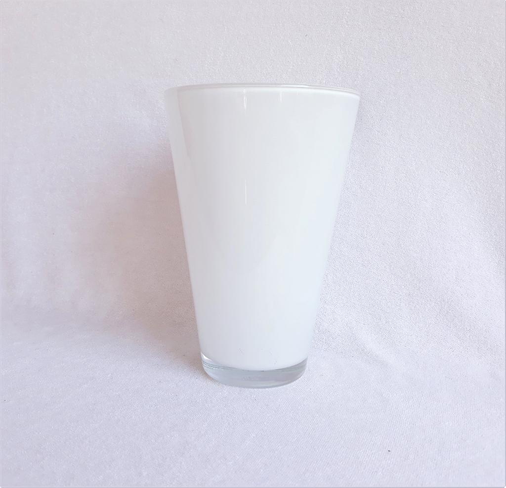 Strakke moderne witte glazen vaas - 21 cm hoog, Wit, Ophalen of Verzenden, Minder dan 50 cm, Glas