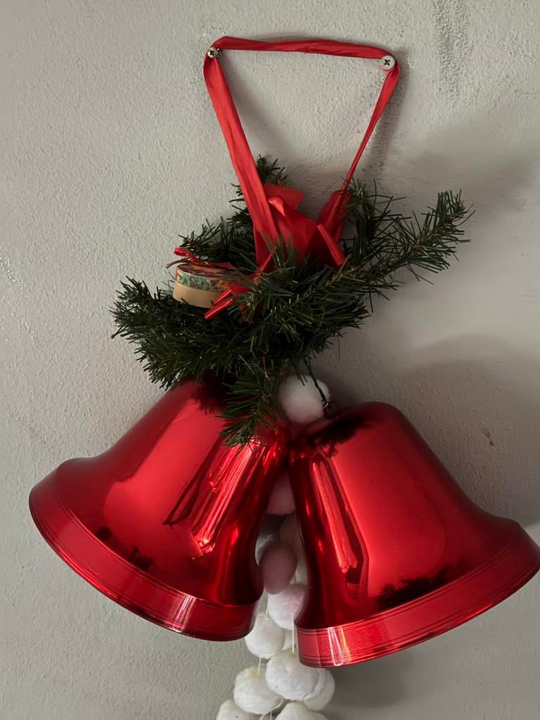 Twee kerstklokken kleur rood diameter 15 cm, Ophalen of Verzenden, Zo goed als nieuw