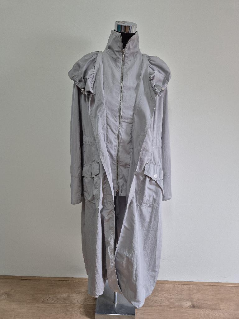 Jas20 - Beigegrijze lange Damo jas maat 40 nwprijs €299 (1), Ophalen of Verzenden, Zo goed als nieuw, Maat 38/40 (M), Zwart