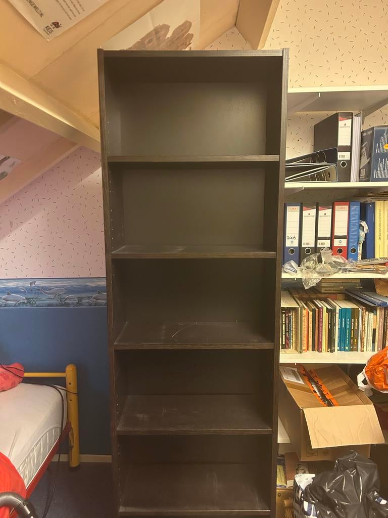 Donkerbruine IKEA Billy boekenkast met opzetstuk, Huis en Inrichting, Kasten | Boekenkasten, Ophalen, Met plank(en), Gebruikt