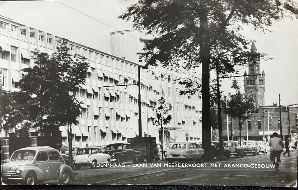 Ansichtkaart met auto Renault 4 cv in Den Haag, Ophalen of Verzenden, 1940 tot 1960, Gelopen, Voertuig