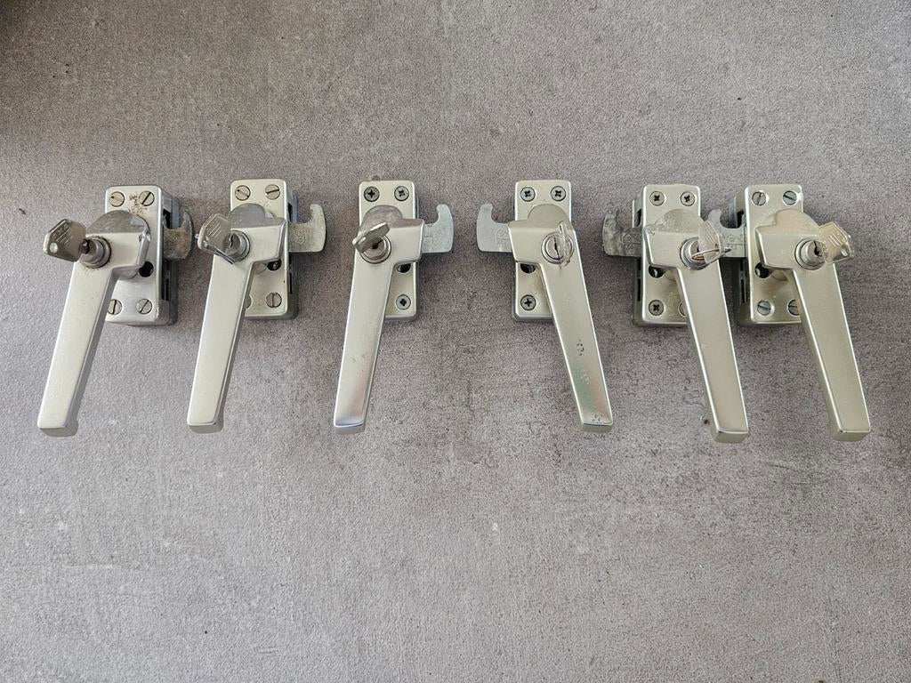 6 AXA raamsluiting 3 links & 3 rechts met slot, Doe-het-zelf en Verbouw, Hang- en Sluitwerk, Ophalen of Verzenden, Slot