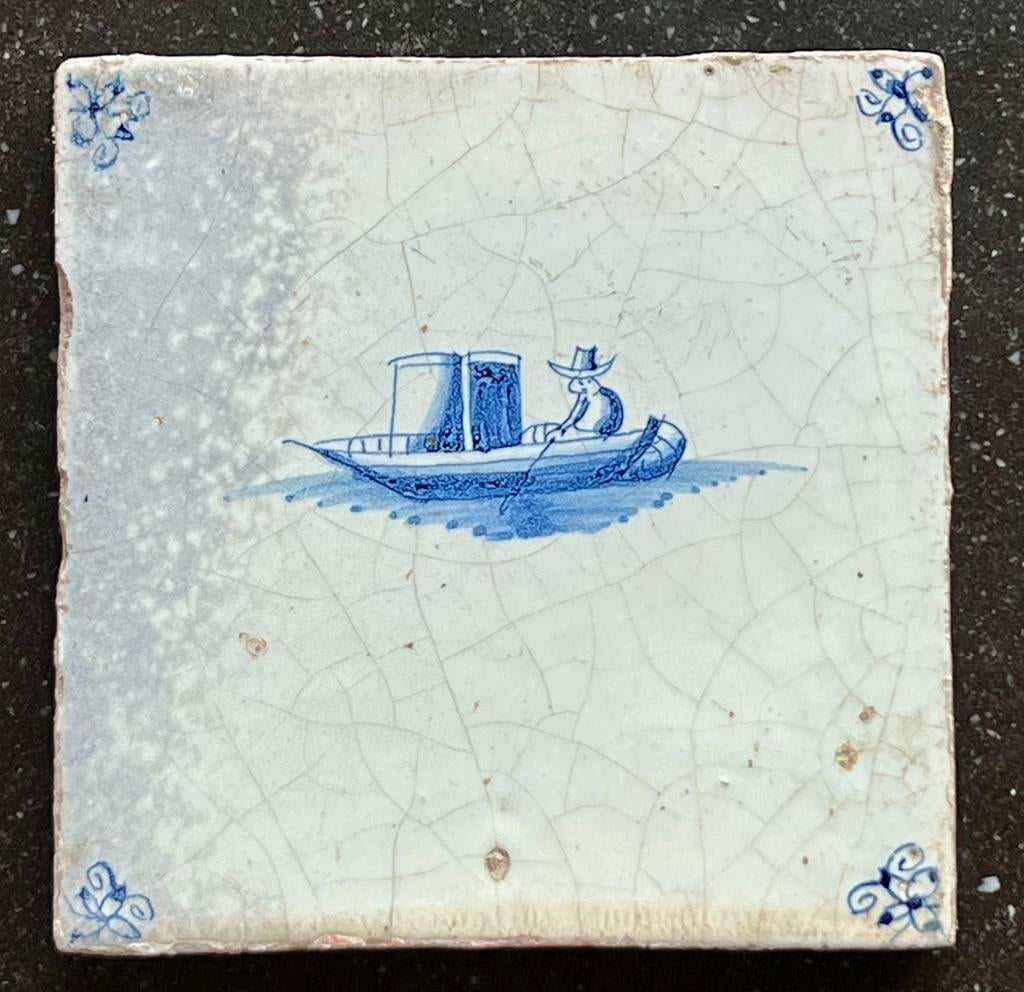 Tegel Delfts Blauw man in roeiboot met vracht, 17e eeuw, Antiek en Kunst, Verzenden