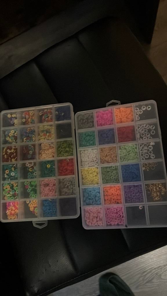 2 doosjes met sieraad kraaltjes, Hobby en Vrije tijd, Kralen en Sieraden maken, Ophalen of Verzenden, Gebruikt, Overige typen