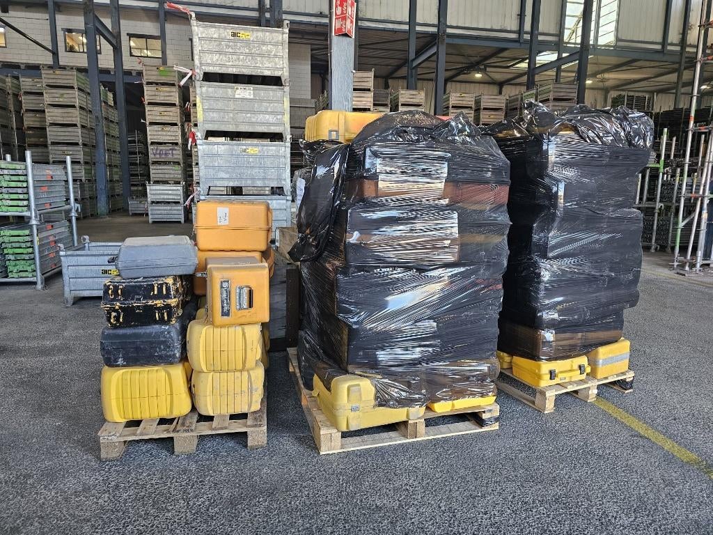 Partij kunststof koffers (ex. meetinstrumenten), Ophalen, Gebruikt