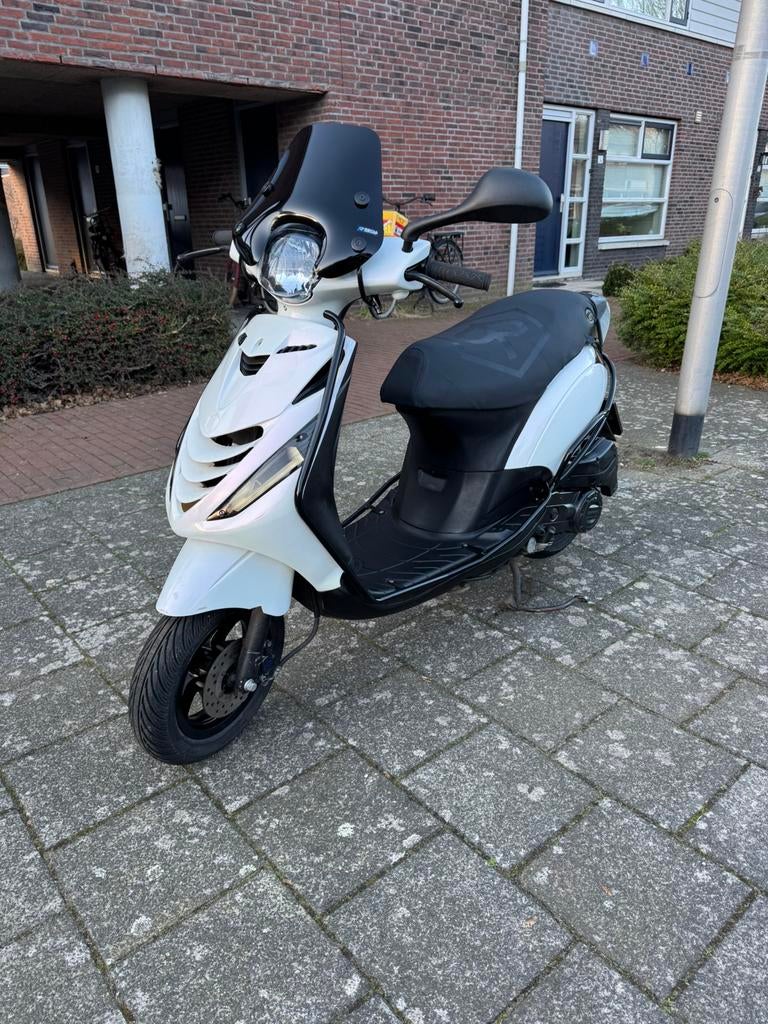 Piaggo zip brom 2022, Fietsen en Brommers, Scooters | Piaggio, Zo goed als nieuw, Zip, Maximaal 45 km/u, Benzine, Ophalen