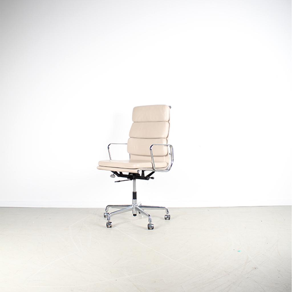 1x Vitra Eames EA 219 Bureaustoel Softpad Clay Leer – Chroom, Niet ingevuld, Niet ingevuld, Ophalen of Verzenden, Zo goed als nieuw